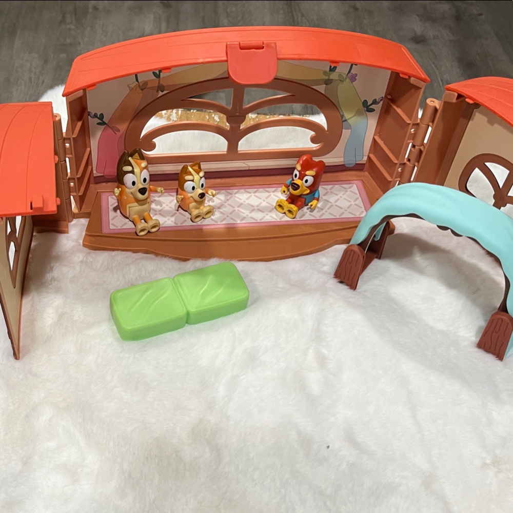 Bluey schoolhouse set